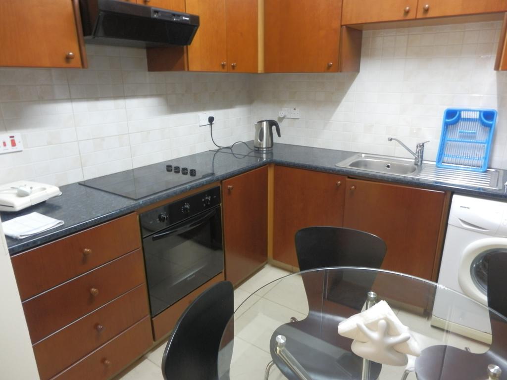 Byreva Apartments Paphos Zimmer foto
