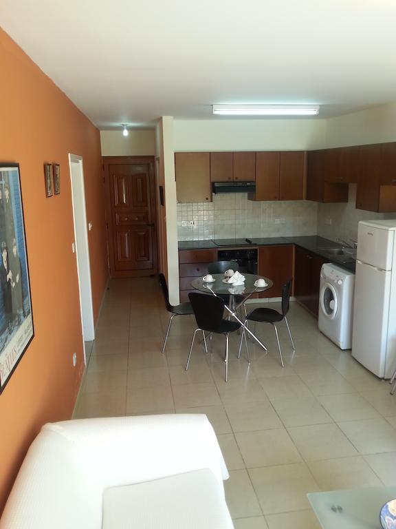 Byreva Apartments Paphos Zimmer foto